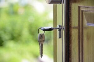 Clés dans la serrure d une porte - serrurier Arras