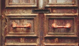 Porte en bois - serrurier Arras